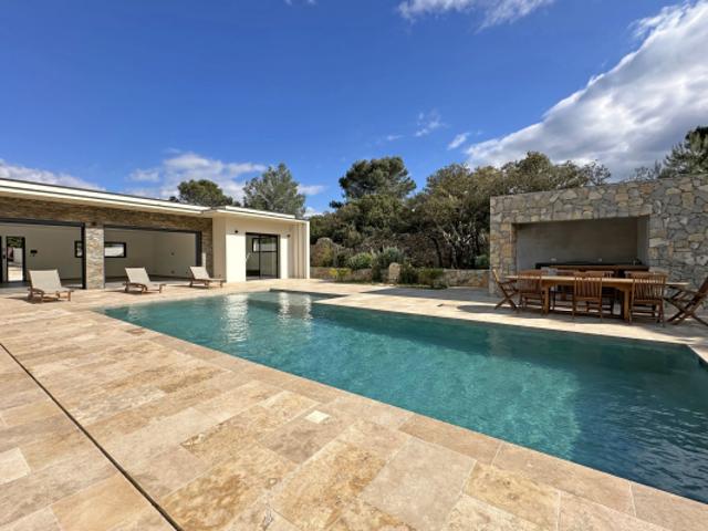 Villa contemporaine de rêve à Nîmes proposée par Corinne Pon