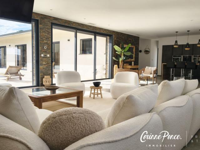 Villa contemporaine de rêve à Nîmes proposée par Corinne Pon