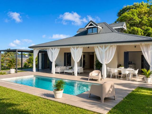Villa contemporaine de standing avec piscine, bungalow indép