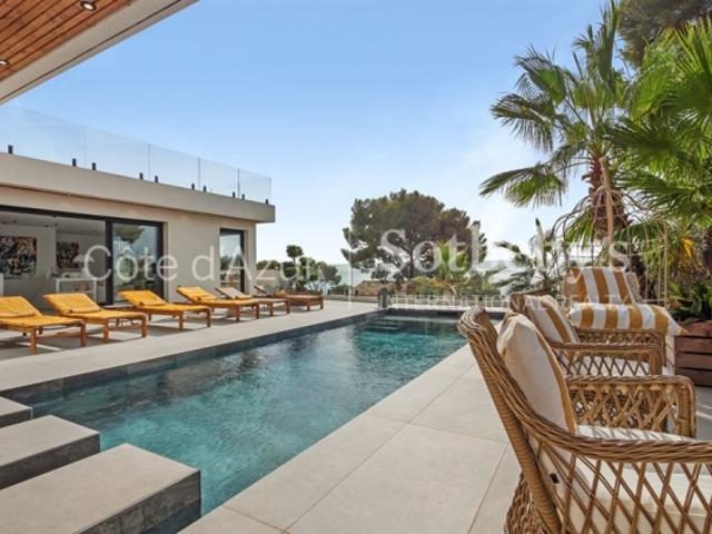 Villa contemporaine de standing avec vue mer panoramique Golfe de Saint Tropez