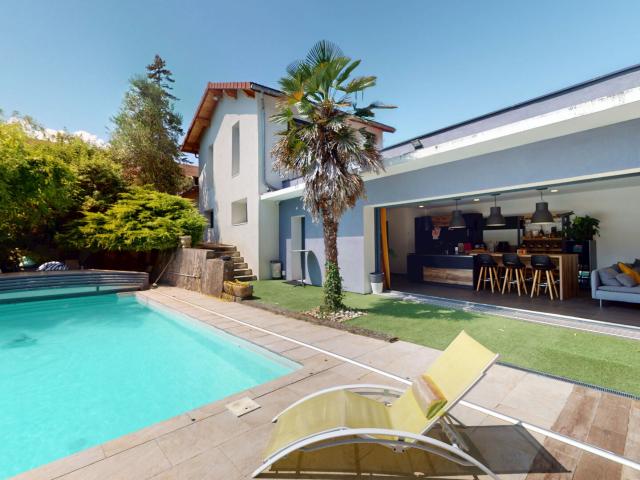 Villa contemporaine de 125 m2 avec piscine / Jarrie