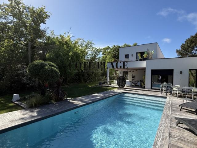Villa contemporaine de 250m2 sur 1121m2 parcelle garage pisc