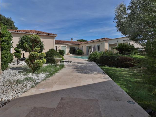 VILLA CONTEMPORAINE DE 275 M2 FACE AU GOLF DANS LE QUARTIER. 275m² Nîmes