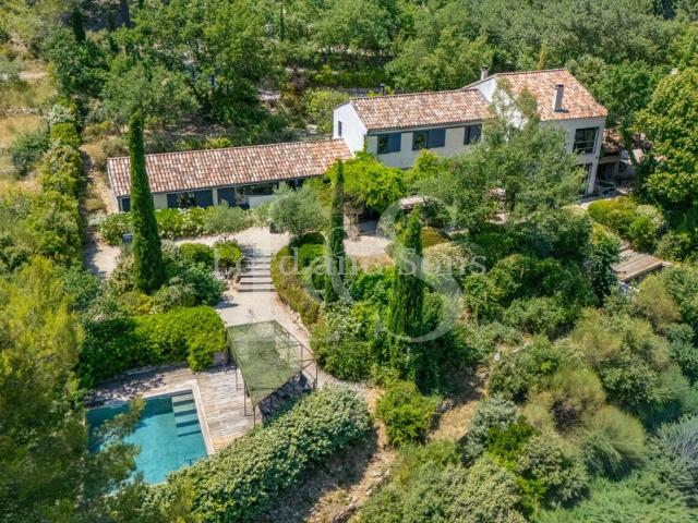 Villa contemporaine de 286m2 avec gîte indépendant et vue dé