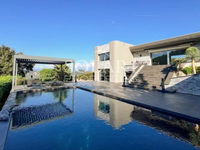 Villa contemporaine de 350 m² avec piscine