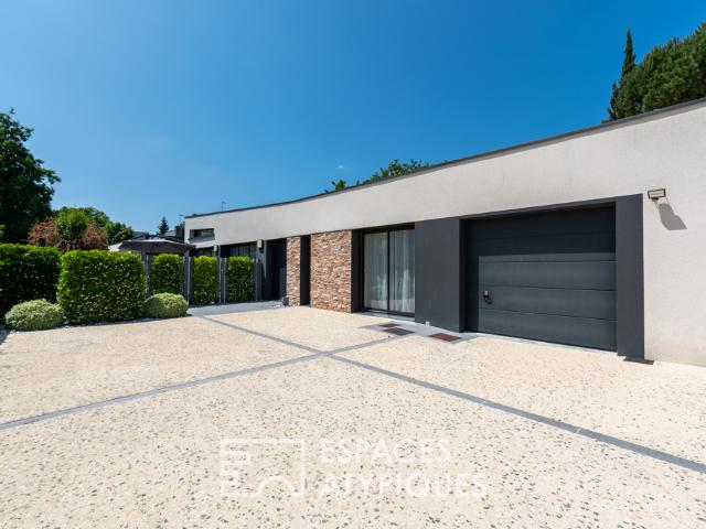 Villa contemporaine design de plain pied et sa piscine