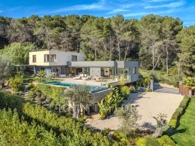 Villa Contemporaine d'Exception avec Vue Mer et Prestations Haut