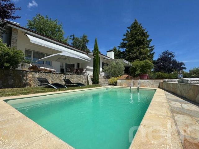 Villa contemporaine d'exception avec piscine et vue lac Neuchâtel