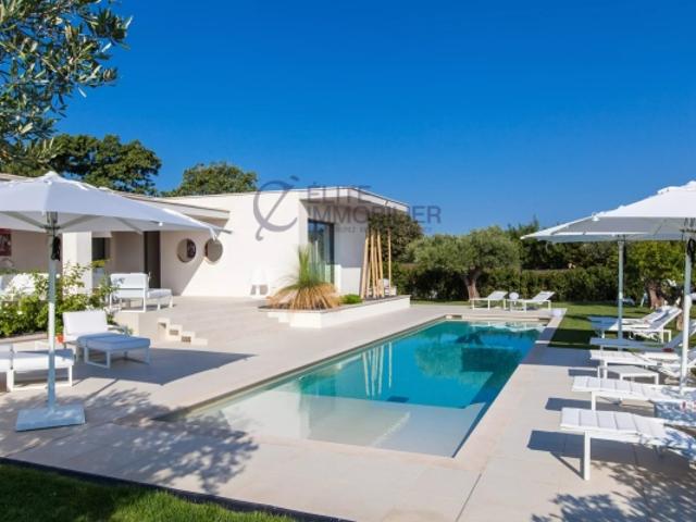 Villa contemporaine d'exception de 385 m² à quelques pas des plages et du centre de Saint Tropez