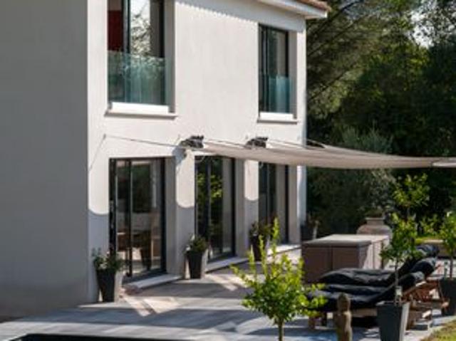 Villa contemporaine édifiée sur un grand terrain