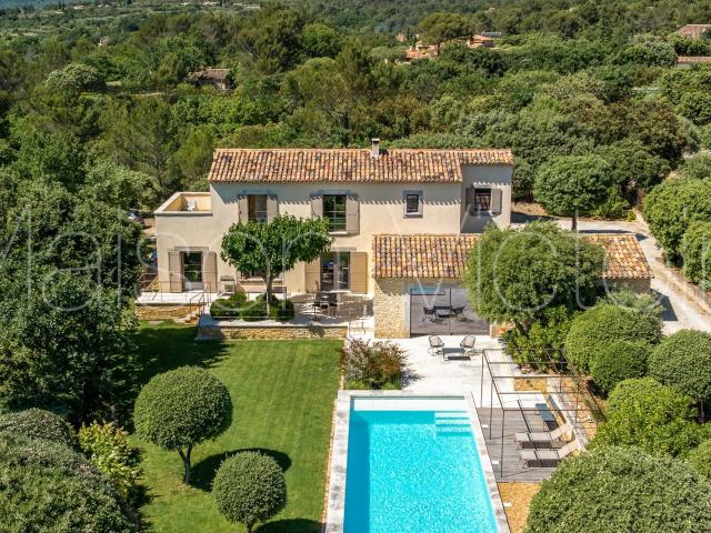 Villa contemporaine en position dominante avec vue panoramiq. 265m² Gordes