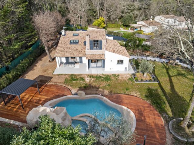Villa contemporaine entièrement rénovée avec matériaux haut de g