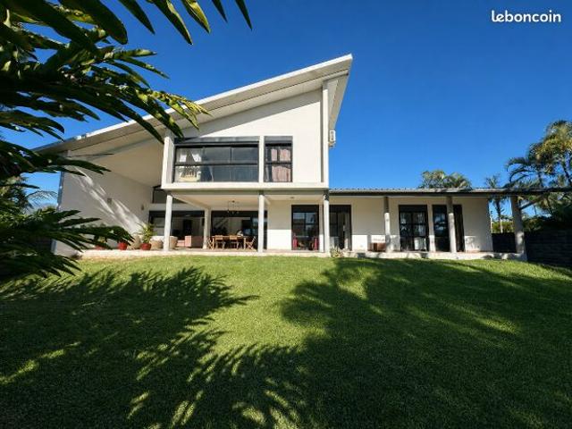 Villa contemporaine F7 240 m² – Bord de mer 2e ligne – Terrain 980 m² – Sans travaux – Saint Benoît