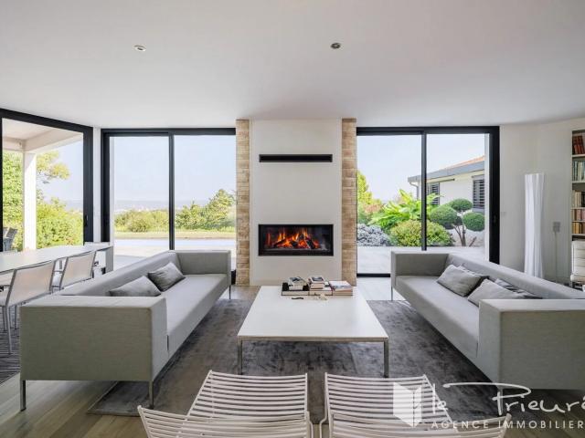 Villa contemporaine familiale avec piscine et superbe vue panora