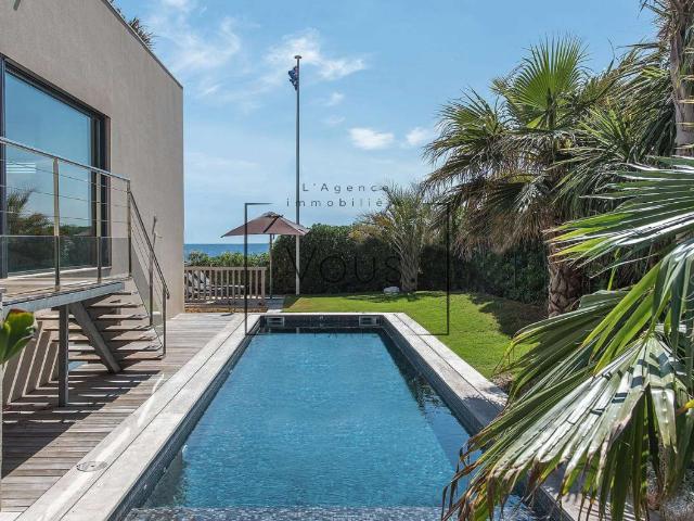 Villa contemporaine les pieds dans l’eau à Saint Aygulf Fréjus, Var