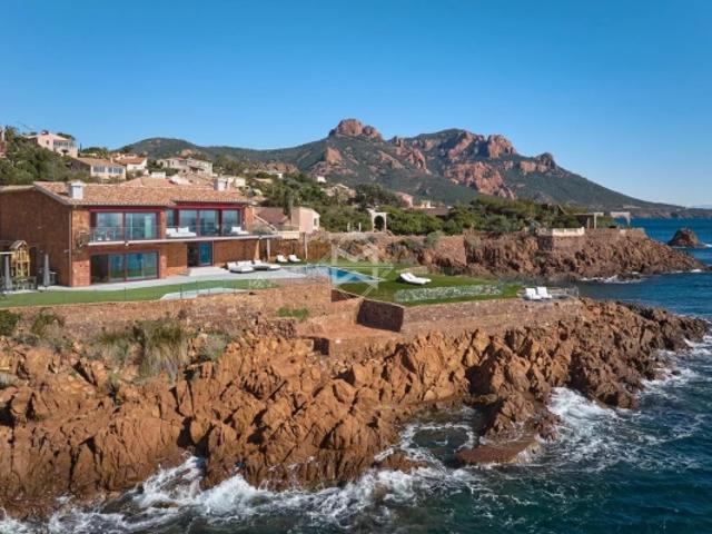 Villa contemporaine pied dans l'eau