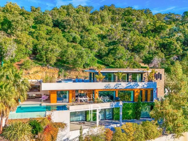 LES ISSAMBRES VILLA CONTEMPORAINE PISCINE VUE MER