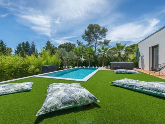 VILLA CONTEMPORAINE PLAIN PIED 175 m2 PROCHE MER SAINT RAPHAEL