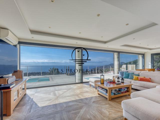 VILLA CONTEMPORAINE RECENTE AVEC VUE MAGNIFIQUE SUR LA MER