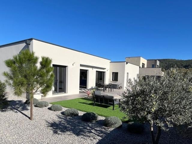 Villa contemporaine récente avec Piscine et vue