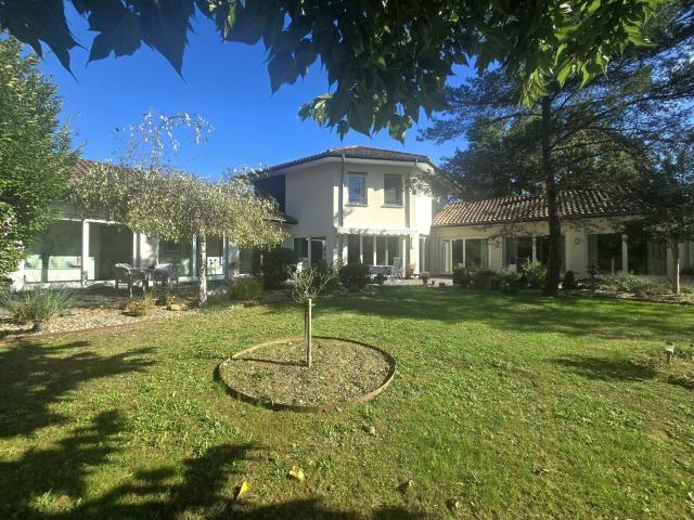 Villa contemporaine remarquable à Bourg du Bost 305m² Bourg du Bost