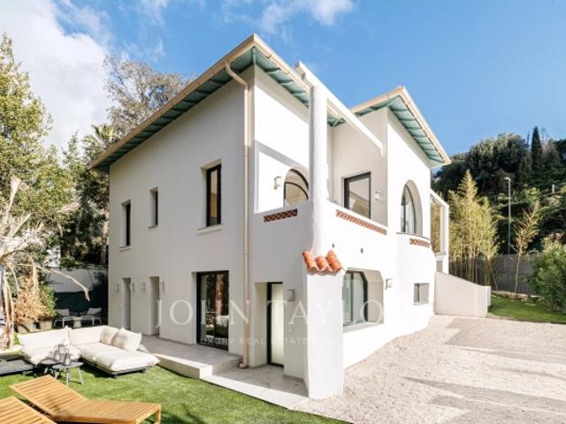 Villa contemporaine rénovée avec piscine intérieure