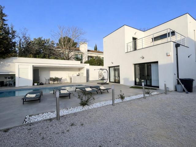 Villa contemporaine T6 avec piscine Prestations modernes AUBAGNE PROCHE CENTRE