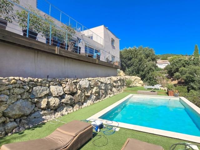 VILLA CONTEMPORAINE VUE DEGAGEE A VENDRE AUX ISSAMBRES