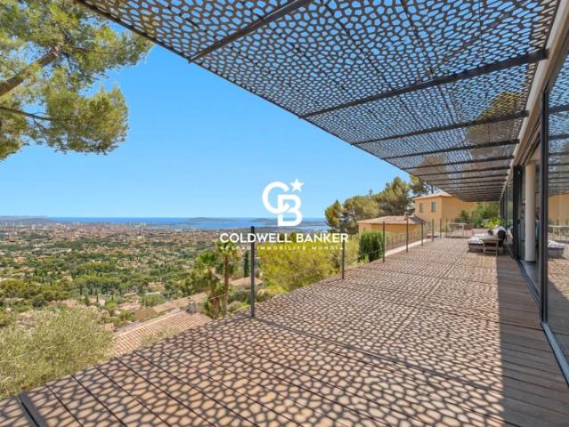 Villa Contemporaine vue mer. signée par l'architecteRudy Ricciotti. avec couloir de nage 83000 Toulon