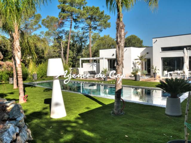 VILLA CONTEMPORAINE 160 M2, 4 CHAMBRES, PISCINE FREJUS