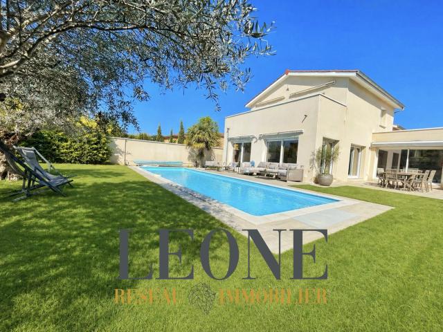 Villa contemporaine 2018 avec piscine, suite parentale de plain pied et volumes d’exception au calme