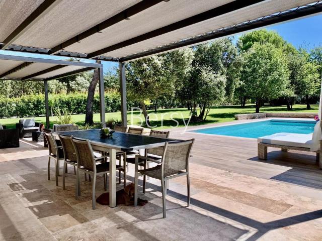 Villa contemporaine 205m2 sur 3100 m2 avec piscine chauffée. 205m² L'Isle sur la Sorgue