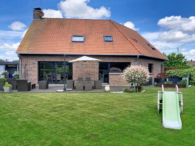 Villa contemporaine 4 chambres + bureau, garage et carpot