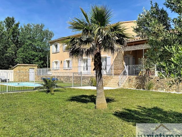 Villa contemporaine 4 chambres, garages, jardin et piscine
