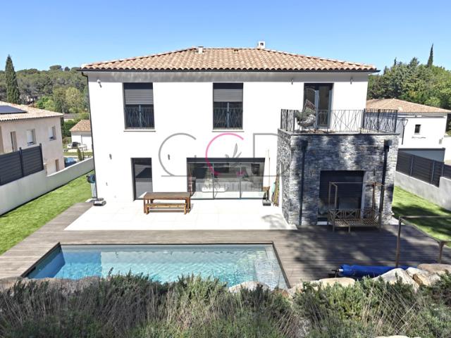 Villa contemporaine 4 chambres lumineuse avec piscine et vue