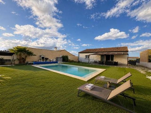 Villa contemporaine 4 faces au fond d’une impasse avec piscine 8x4 et panneaux photovoltaïques
