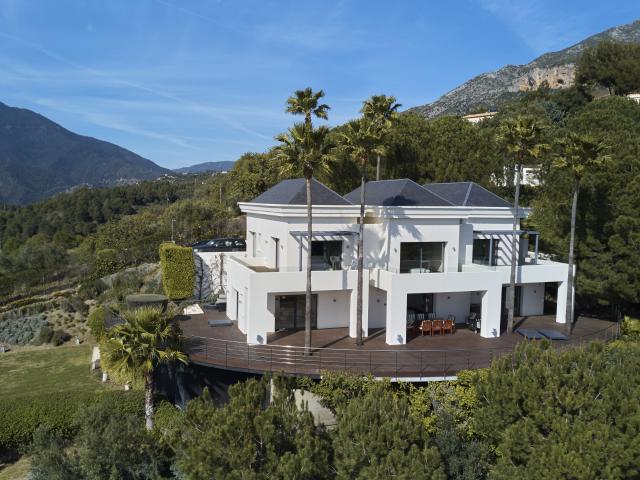 Villa contemporánea aislada de 5 dormitorios en Istán