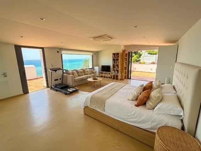 Villa contemporánea con vista dominante al mar