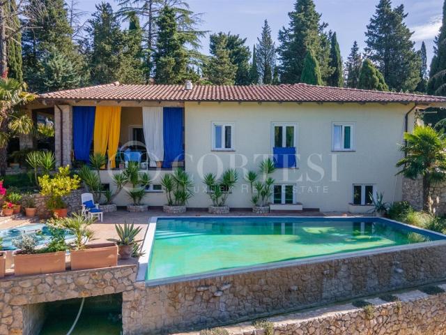Villa contemporanea con piscina a sfioro e vista panoramica 425m² Perugia