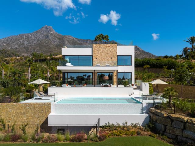 Villa Contemporánea con Planta de Bienestar y Vistas Panorámicas Marbella Hill Club