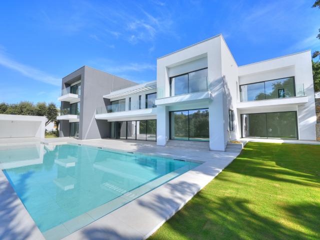 Villa Contemporánea de Nueva Construcción en la Zona C de Sotogrande