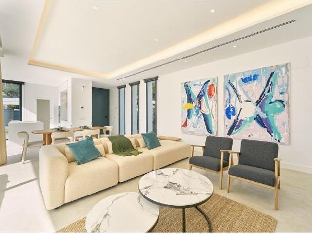 Villa contemporánea de cinco dormitorios con piscina, solárium y vistas abiertas