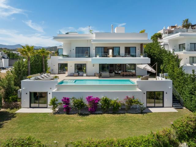 Villa Contemporánea de Lujo con Vistas Panorámicas al Mar en La Resina Golf