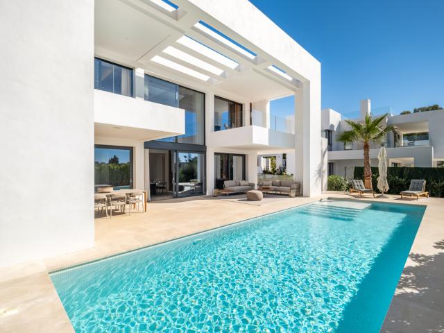 Villa contemporánea de lujo en El Paraíso, Estepona – Nueva Milla de Oro