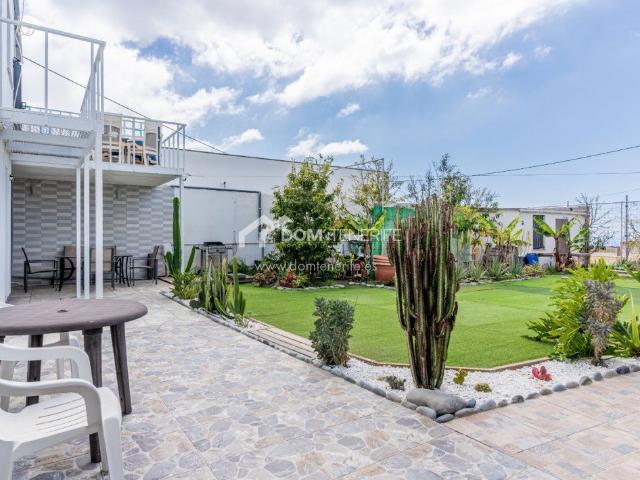Villa con 2 apartamentos independientes y estudio en Buzanad. 276m² Arona