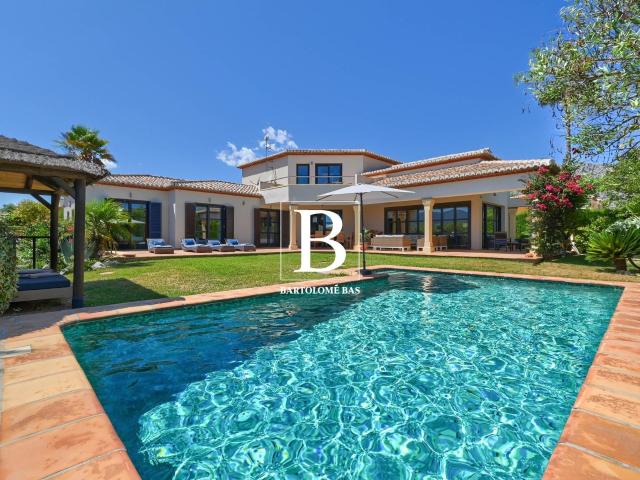Villa con 4 dormitorios y vistas abiertas al Montgó en Benia. 455m² Dénia