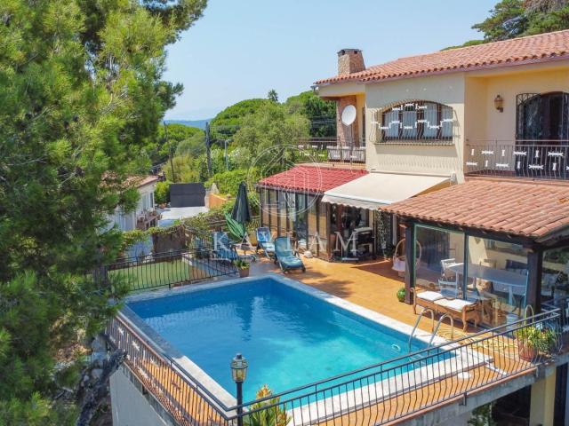 VILLA CON CARÁCTER DE ESTILO RÚSTICO Y VISTAS AL MAR, A 1,7 KM DEL CENTRO DE LA CIUDAD Y DE LAS PLAYAS, EN ROCA GROSSA