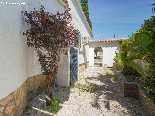 Villa con amarre de 15 m, piscina y gran potencial en Empuriabrava
