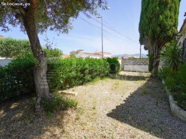 Villa con amarre de 15 m y gran potencial de renovación en Empuriabrava