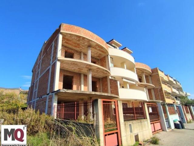VILLA CON AMPIO GIARDINO DA COMPLETARE VIA CASTEL VOLTURNO MONDRAGONE Rif